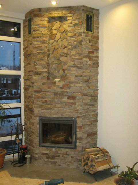 Kominek wyłożony kamieniem naturalnym