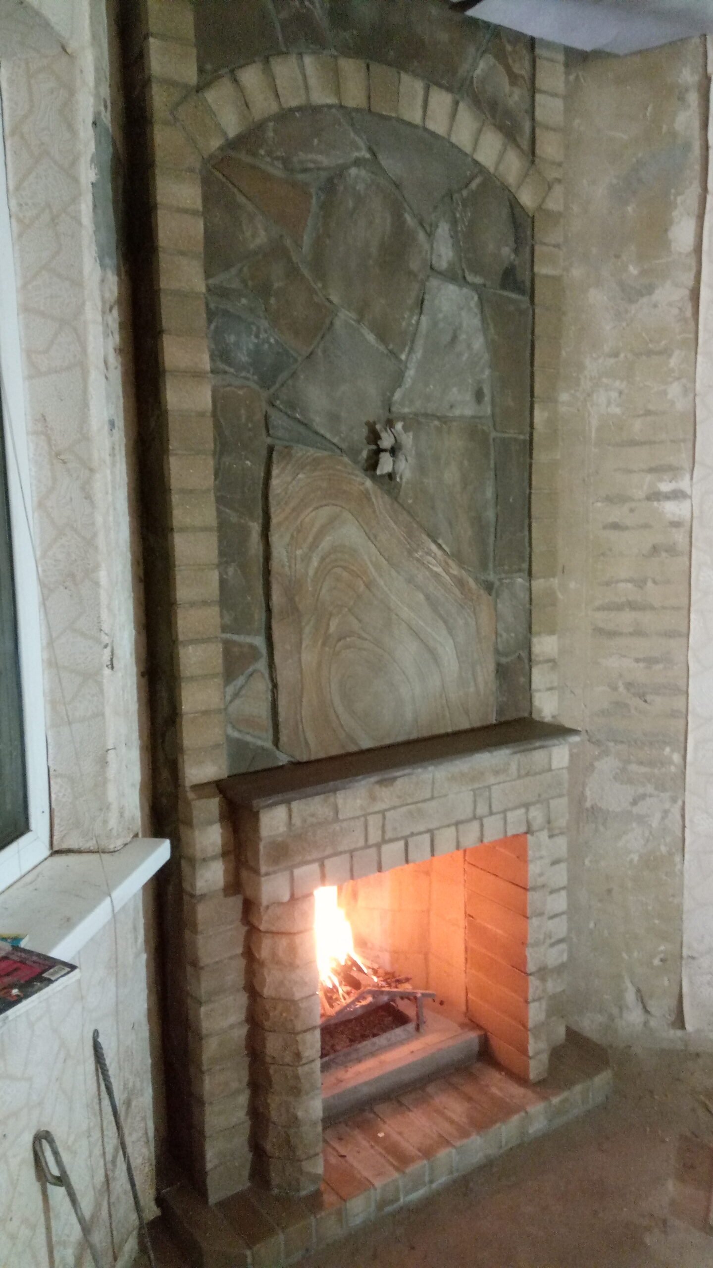 Kominek wyłożony kamieniem naturalnym