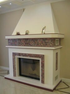 Kominek z kafli ceramicznych.