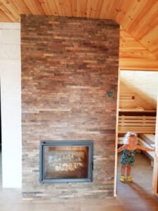 Kominek wyłożony kamieniem naturalnym