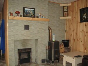 Kominek z kafli ceramicznych.