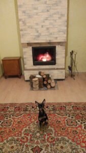 Kominek z kafli ceramicznych.