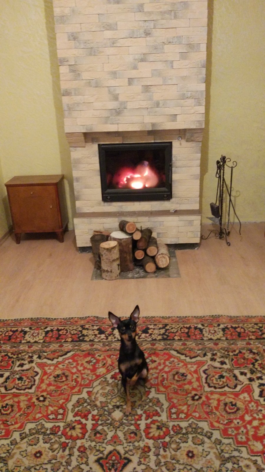 Kominek z kafli ceramicznych.