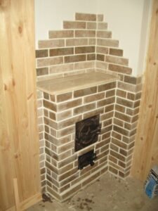 Kominek z kafli ceramicznych.